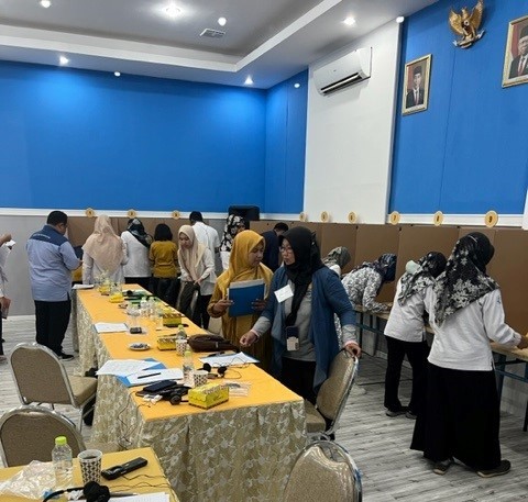 Training participants observing seafood in various stages of decomposition.